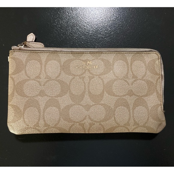 Coach Handbags - 💥Authentic Coach Signature Canvas wallet in excellent condition! 💥
